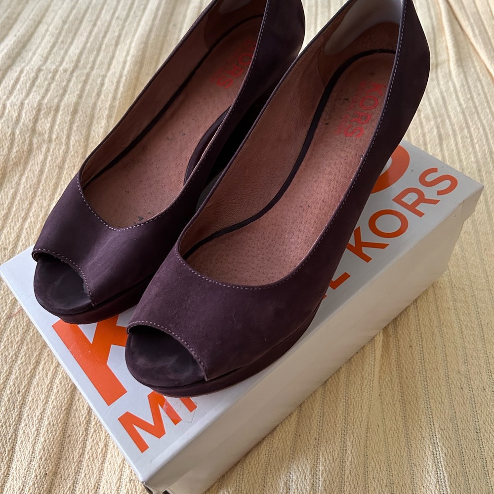Michael Kors
Sexy Platform heels.
Nubuck suede chocolate brown.
Size 10.